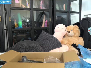 Siswet19 chaturbate Big breasted slut fucks shaved cunt