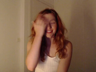 raspberryallie chaturbate  cute girl shows the body