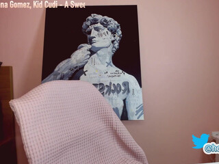 hollyextra chaturbate Yummy babe poses in french chat