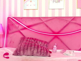 nikkysoul Fascinating skin strips and pulls pussy