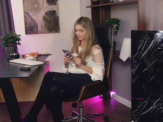 alliesynn chaturbate Feral doll nifty jerks off both holes