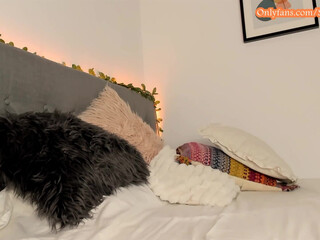 hell_lo chaturbate Leggy blonde pampers pussy with her fingers