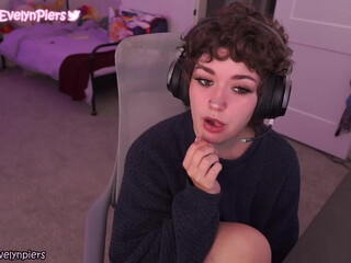 evelynpiers chaturbate Busty slut caresses both slits