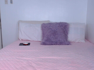 allforshow93 chaturbate Incendiary Shmara plays with a big dildo