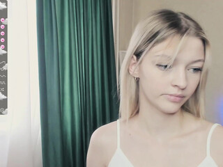 white__crystal_ chaturbate Naughty bitch massages juicy holes