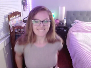 juicydroppopp A young queen fucks both holes