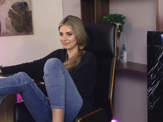 alliesynn Hot chick with big booty poses in lingerie