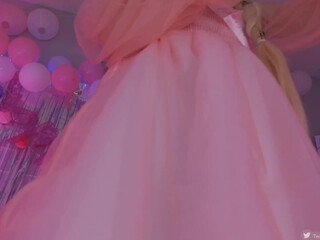 finleyfae Busty babe gently caresses her pussy