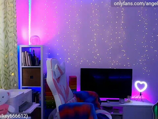 sunnytv Tempting chick fingering pussy