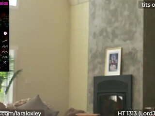 laraloxley Impressive babe fucks anus