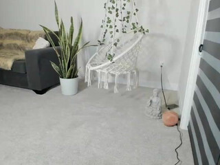 hippybabee Playful woman caresses shaved pussy