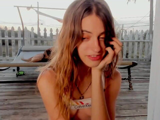 naomidee Juicy wench plays her pussy through panties