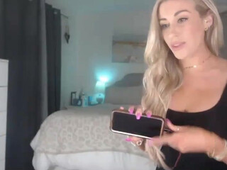 queen_bambii Appetizing babe lifts her legs