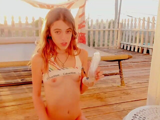 naomidee Beautiful woman jerks off pussy