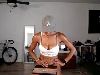 frankiiy_ Gorgeous mare jerks off pussy