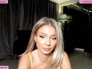 yveline Incredible bitch shows off her delicious ass-