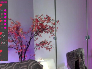 sweettinaaa Cute chick fucks herself with sex toys