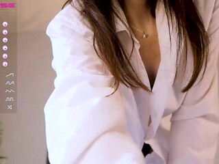 aariaaadox Busty bitch posing naked