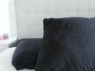 sashalopez Vicious shlendra squeezes shaved pussy