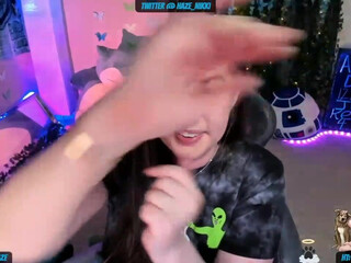 nikki_haze Busty brunette chats in free chat