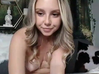 mariahkay Busty young lady eroticly undressed