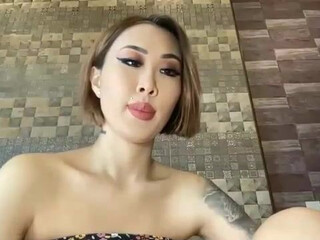 japanese_doll  spread her legs and showed pussy