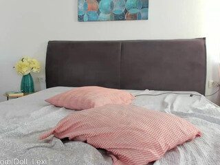 doll_lexi Slender chick sucks penis gentleman