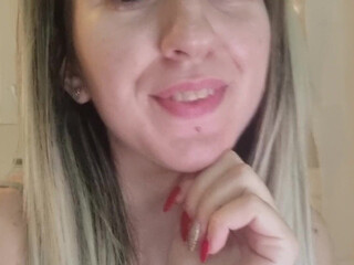 Anne Your Dirtiest Queen aka annemanifique onlyfans busty chick shows off her charms