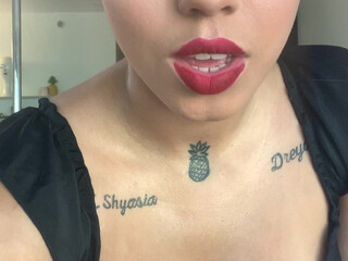 Mariaa Skyy aka mariaaskyy onlyfans dirty bitch is engaged in oral sex