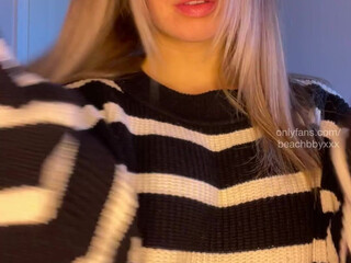 Daisy Drew aka beachbbyxxx onlyfans mature doll shows off her cool ass