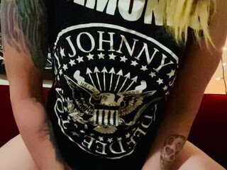 RedWillow9 onlyfans blonde shlendra caresses sex lips