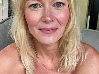 Arabella De Rose aka Hotwife aka arabelladerose onlyfans old slut clinks with two males at once