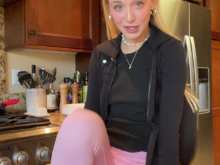 Goddess Kaylee aka xomaddykxo onlyfans cute chick jerking her pussy with a phallus