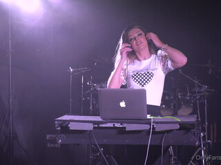 vaya_jade onlyfans redhead sweats stroking wet pussy