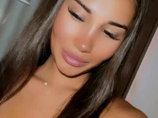 diamond onlyfans busty curvy brings herself to squirt