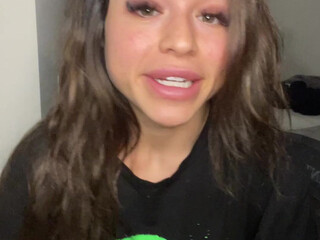 Bella aka bansheebel onlyfans gorgeous babe gets her body