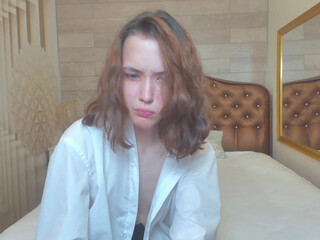 lil_stitch chaturbate petite brunette babe sucking dildo