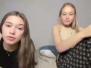 two_besti chaturbate cute babe showing curvy shapes