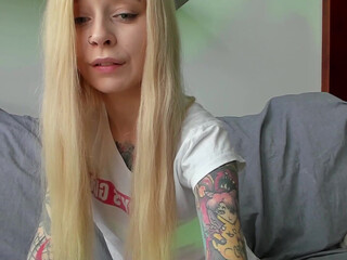 lil_mess chaturbate naughty queen puts on beautiful tits