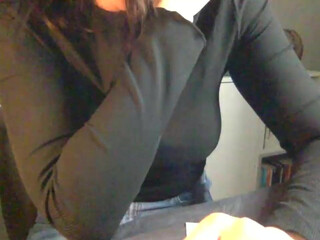 lillyandhertoyy Jan-29-2024 caresses the clitoris