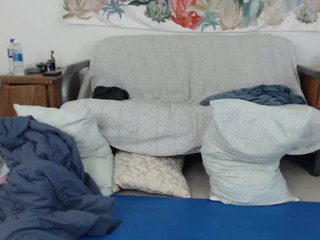 rosegold18  games with her large pussycat lips on webcam