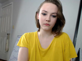 goddessjennahvieve  rubs her clit in private show