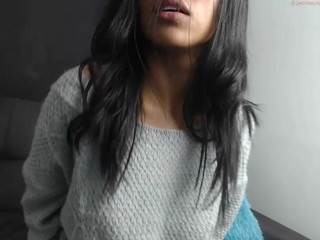 zoe10  fucking her pussycat on webcam