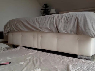 cutemoments  toying herself in webcam chat