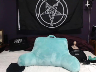 silentmary  Showed her ass in front of the camera