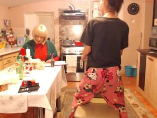 sweetdesire12  Ready to end up in front of the camera for tokens