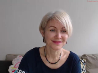 jasmin18v  Showed her slender body