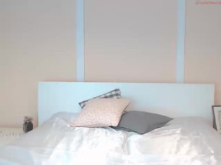 beautygoldsmith  Plays with her crocheted holes