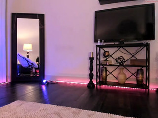 BellaBrookz  Fucks her self by finger