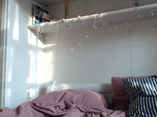 hotschneewittchen  Fingering himself for tokens